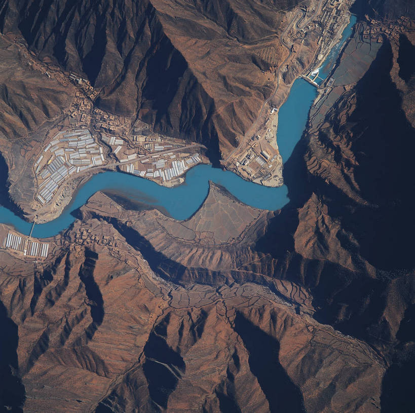 横图,航拍,彩色,室外,白天,旅游,河流,丘陵,公路,中国,亚洲,景观,城镇,山峦,西藏,自然,远景,摄影,人文景观,鸟瞰,东亚,地貌,中华人民共和国,昌都,旅行,地质,bj174