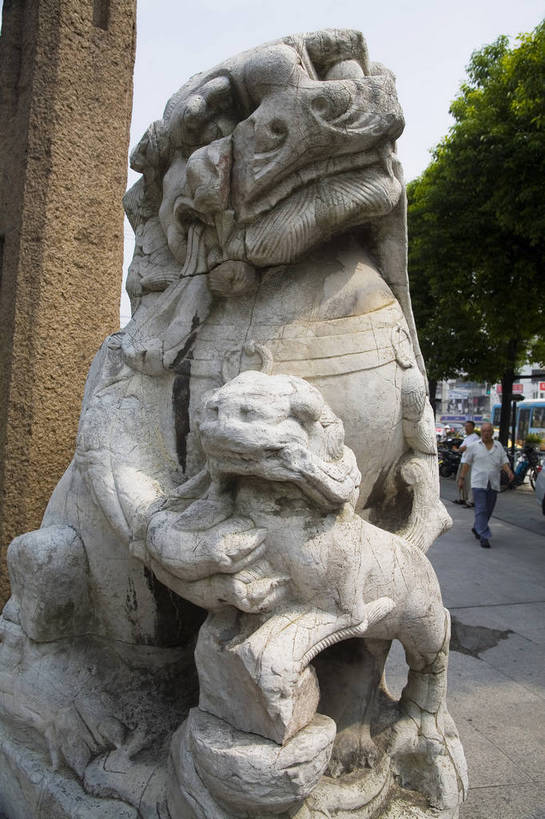 竖图,彩色,室外,特写,白天,雕塑,上海,中国,亚洲,局部,雕像,石狮,摄影,龙华,古代建筑,文明,中国文化,东亚,龙华寺,中华人民共和国,传统文化,bj174