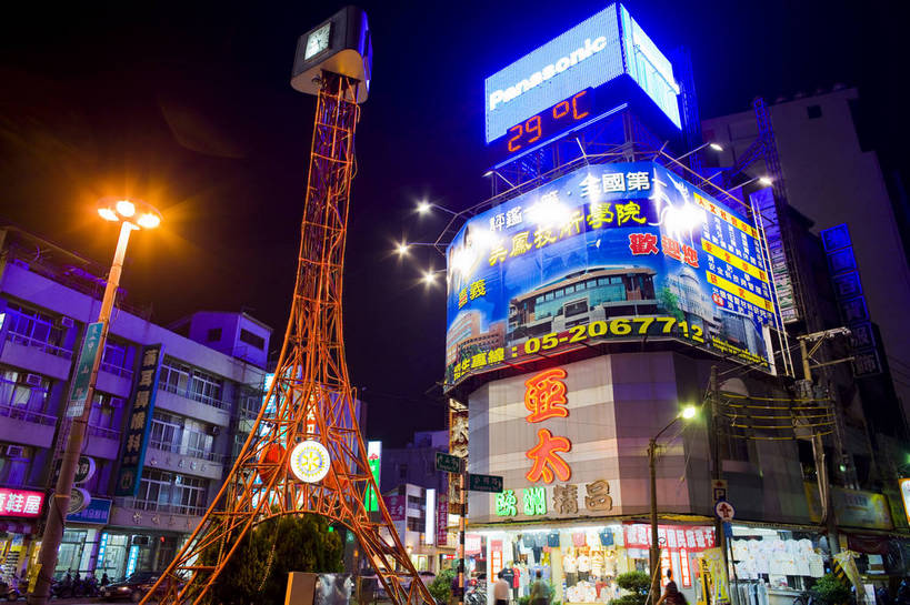 商店,横图,彩色,室外,旅游,美景,城市风光,道路,街道,路,商场,夜景,公路,汽车,台湾,中国,亚洲,广告牌,景观,建筑群,灯光,交通,灿烂,旅游胜地,景色,摄影,城市建筑,东亚,中华人民共和国,嘉义市,马路,旅行,bj174