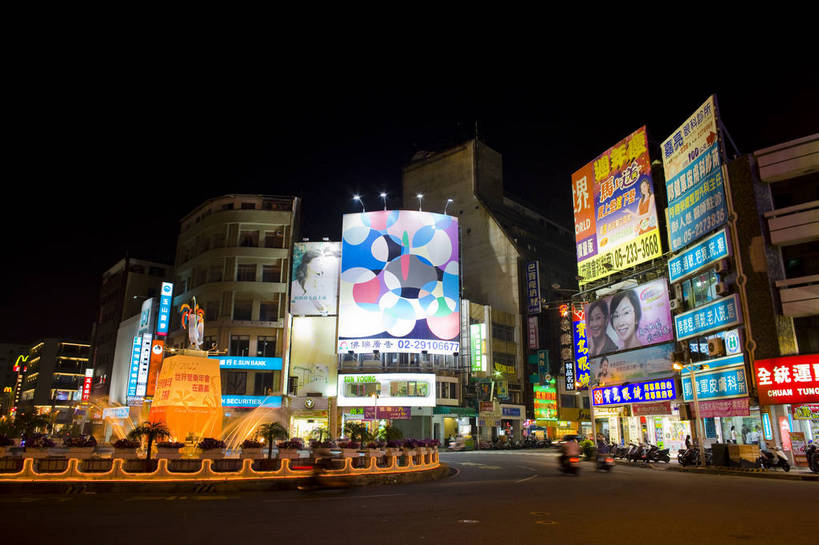 商店,横图,彩色,室外,旅游,美景,城市风光,道路,街道,路,商场,夜景,公路,汽车,台湾,中国,亚洲,广告牌,景观,建筑群,灯光,交通,灿烂,旅游胜地,景色,摄影,城市建筑,东亚,中华人民共和国,嘉义市,马路,旅行,bj174