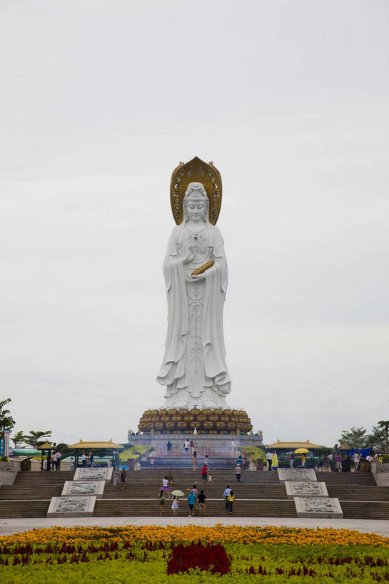 竖图,彩色,室外,白天,旅游,建筑,雕塑,三亚,中国,亚洲,雕像,佛像,花坛,景观,佛,海南,天空,旅游胜地,竖,摄影,东亚,中华人民共和国,旅行,南山文化旅游区,bj174