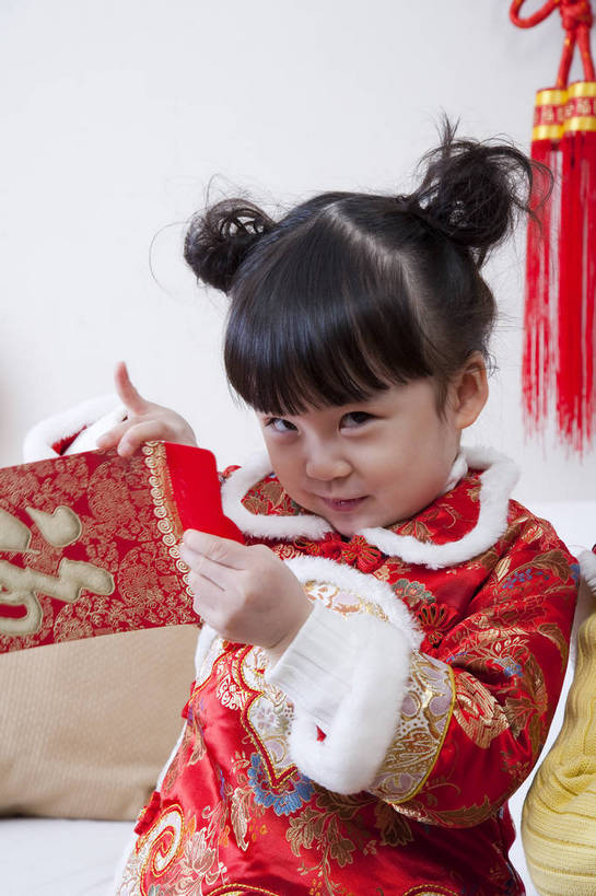 东方人,婴儿,儿童,五官,脸,头发,一个人,家庭,笑,竖图,彩色,室内,正面,民族服装,纯洁,儿童房,卧室,北京,中国,春节,新年,亚洲,传统服饰,风俗,节日,庆祝,民俗,图片,文化,红灯笼,小孩,小女孩,红色,黑色,庆典,休闲,健康,舒服,温暖,温馨,喜庆,一家人,家居,恭喜,可爱,童年,童趣,摄影,红包,活泼,生活方式,纪念,和睦,毛发,祝贺,宝宝,气氛,居室,祝愿,纯真,烂漫,无邪,压岁钱,民风,习气,习惯,羊角辫,无忧无虑,红封包,伶俐,天真,女孩,中国人,孩子,玩耍,坐着,半身,愉快,唐装,融洽,传统文化,利市,利市封,利事,利事封,利是,利是封,bj174