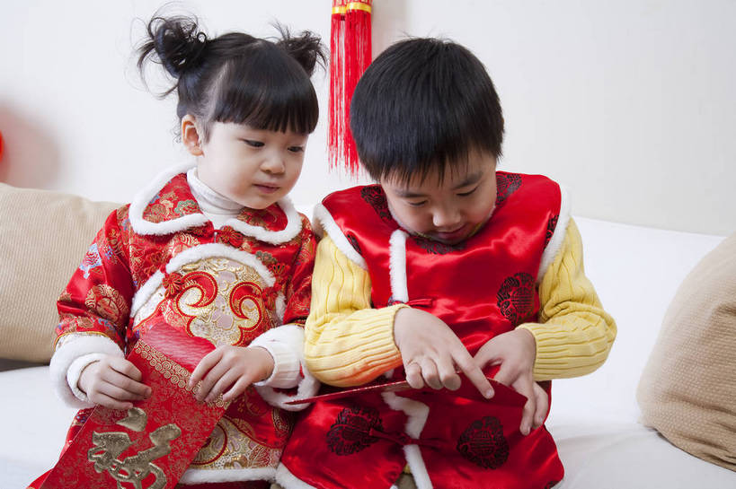 东方人,婴儿,儿童,五官,脸,头发,一个人,家庭,笑,横图,彩色,室内,正面,民族服装,纯洁,儿童房,卧室,北京,中国,春节,新年,亚洲,传统服饰,风俗,节日,庆祝,民俗,图片,文化,红灯笼,小孩,小女孩,红色,黑色,庆典,休闲,健康,舒服,温暖,温馨,喜庆,一家人,家居,恭喜,可爱,童年,童趣,摄影,红包,活泼,生活方式,纪念,和睦,毛发,祝贺,宝宝,气氛,居室,祝愿,纯真,烂漫,无邪,压岁钱,民风,习气,习惯,羊角辫,无忧无虑,红封包,伶俐,天真,女孩,中国人,孩子,玩耍,坐着,半身,愉快,唐装,融洽,传统文化,利市,利市封,利事,利事封,利是,利是封,bj174