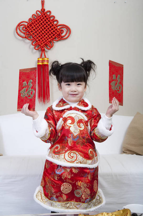 东方人,婴儿,儿童,五官,脸,头发,一个人,家庭,笑,竖图,彩色,室内,正面,民族服装,纯洁,儿童房,卧室,北京,中国,春节,新年,亚洲,传统服饰,风俗,节日,庆祝,民俗,图片,文化,小孩,小女孩,红色,黑色,中国结,站着,庆典,休闲,健康,舒服,温暖,温馨,喜庆,一家人,家居,恭喜,可爱,童年,童趣,摄影,红包,活泼,生活方式,纪念,和睦,毛发,祝贺,宝宝,气氛,居室,祝愿,纯真,烂漫,无邪,压岁钱,民风,习气,习惯,无忧无虑,红封包,伶俐,天真,女孩,中国人,孩子,玩耍,半身,愉快,唐装,融洽,传统文化,利市,利市封,利事,利事封,利是,利是封,bj174