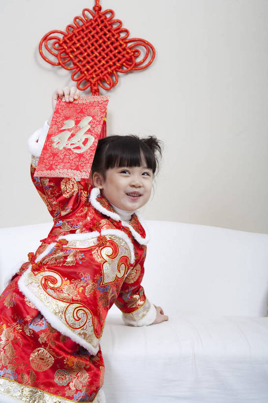 东方人,婴儿,儿童,五官,脸,头发,一个人,家庭,笑,竖图,彩色,室内,正面,民族服装,纯洁,儿童房,卧室,北京,中国,春节,新年,亚洲,传统服饰,风俗,节日,庆祝,民俗,图片,文化,小孩,小女孩,红色,黑色,中国结,站着,庆典,休闲,健康,舒服,温暖,温馨,喜庆,一家人,家居,恭喜,可爱,童年,童趣,摄影,红包,活泼,生活方式,纪念,和睦,毛发,祝贺,宝宝,气氛,居室,祝愿,纯真,烂漫,无邪,压岁钱,民风,习气,习惯,无忧无虑,红封包,伶俐,天真,女孩,中国人,孩子,玩耍,半身,愉快,唐装,融洽,传统文化,利市,利市封,利事,利事封,利是,利是封,bj174