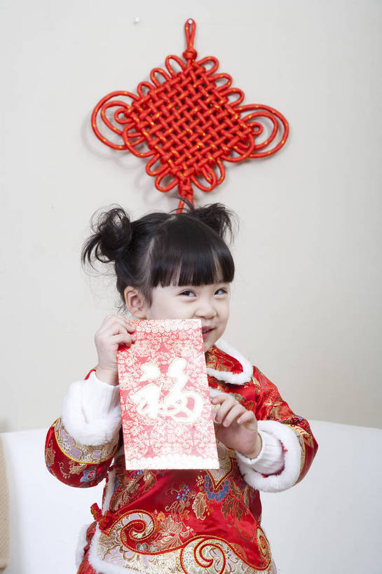 东方人,婴儿,儿童,五官,脸,头发,一个人,家庭,笑,竖图,彩色,室内,正面,民族服装,纯洁,儿童房,卧室,北京,中国,春节,新年,亚洲,传统服饰,风俗,节日,庆祝,民俗,图片,文化,小孩,小女孩,红色,黑色,中国结,站着,庆典,休闲,健康,舒服,温暖,温馨,喜庆,一家人,家居,恭喜,可爱,童年,童趣,摄影,红包,活泼,生活方式,纪念,和睦,毛发,祝贺,宝宝,气氛,居室,祝愿,纯真,烂漫,无邪,压岁钱,民风,习气,习惯,无忧无虑,红封包,伶俐,天真,女孩,中国人,孩子,玩耍,半身,愉快,唐装,融洽,传统文化,利市,利市封,利事,利事封,利是,利是封,bj174