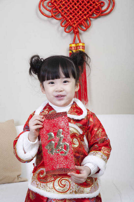 东方人,婴儿,儿童,五官,脸,头发,一个人,家庭,笑,竖图,彩色,室内,正面,民族服装,纯洁,儿童房,卧室,北京,中国,春节,新年,亚洲,传统服饰,风俗,节日,庆祝,民俗,图片,文化,小孩,小女孩,红色,黑色,中国结,站着,庆典,休闲,健康,舒服,温暖,温馨,喜庆,一家人,家居,恭喜,可爱,童年,童趣,摄影,红包,活泼,生活方式,纪念,和睦,毛发,祝贺,宝宝,气氛,居室,祝愿,纯真,烂漫,无邪,压岁钱,民风,习气,习惯,无忧无虑,红封包,伶俐,天真,女孩,中国人,孩子,玩耍,半身,愉快,唐装,融洽,传统文化,利市,利市封,利事,利事封,利是,利是封,bj174