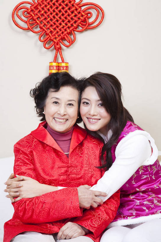 东方人,中年人,老年人,五官,脸,头发,两个人,家庭,客厅,抱,笑,竖图,彩色,室内,正面,民族服装,北京,中国,春节,新年,亚洲,传统服饰,节日,图片,老人,红色,黑色,中国结,休闲,健康,舒服,温暖,温馨,喜庆,母女,一家人,家居,摄影,生活方式,照顾,和睦,毛发,亲近,气氛,居室,团圆,老年女性,女人,女性,中国人,年轻人,坐着,半身,爱,愉快,唐装,融洽,传统文化,bj174