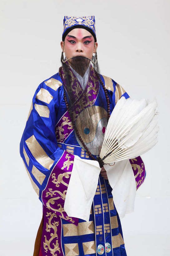 中年人,一个人,演员,竖图,彩色,白色背景,正面,化妆,北京,中国,亚洲,仅一个人,表演,艺术,造型,鲜艳,头饰,图片,注视,文化,脸谱,观察,看,站着,表情,竖,姿势,摄影,服饰,观看,动作,察看,关注,中国文化,戏剧,民族服饰,演出服,京剧,东亚,戏曲,国粹,诸葛亮,男人,中国人,半身,影棚拍摄,化装,中国戏曲,传统文化,舞台妆,角色,老生,须生,正生,bj174