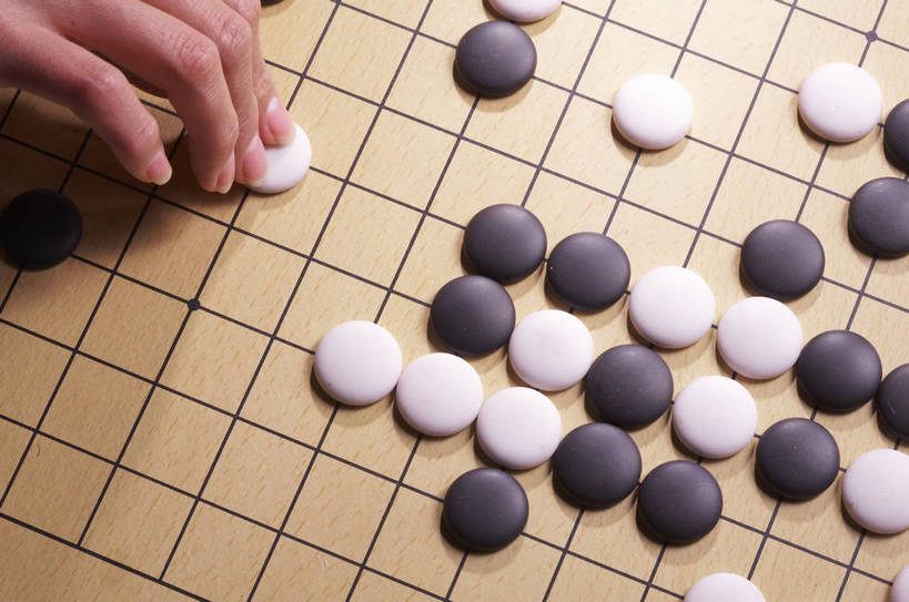 手,摄影师,横图,俯视,室内,特写,白天,静物,中国,古老,民俗,图片,灯光,历史,文化,传统,东方,民族,棋子,棋盘,安静,下棋,摄影,围棋,摄像师,幽静,高角度拍摄,bj174