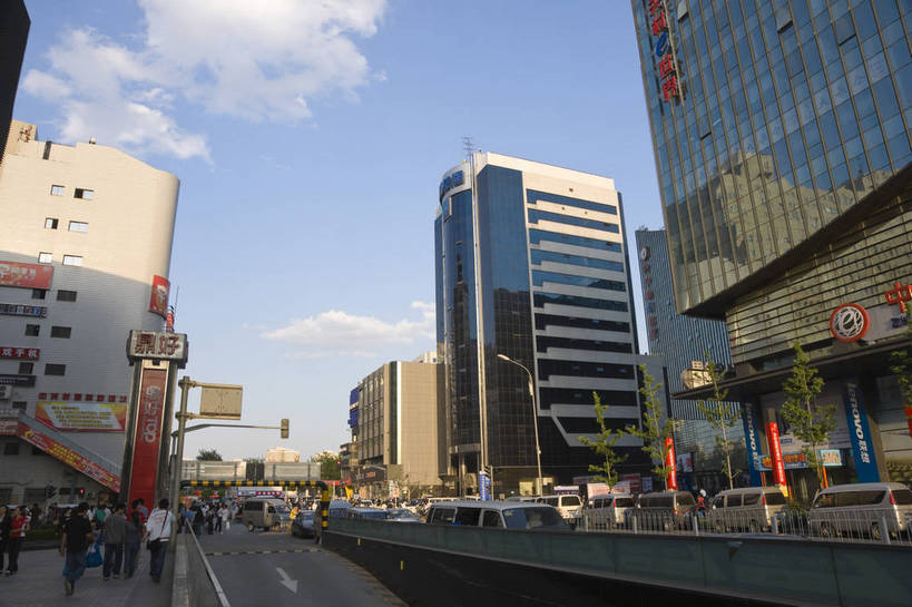 摄影师,横图,彩色,室外,白天,仰视,旅游,城市,大厦,道路,建筑,街道,摩天大楼,写字楼,汽车,北京,中国,亚洲,行人,壮观,楼群,商业街,东方,现代化,白云,风景,蓝天,阳光,规划,经济,雄伟,摄像师,发展,中关村,气势,进步,发达,旅行,高层建筑,bj174
