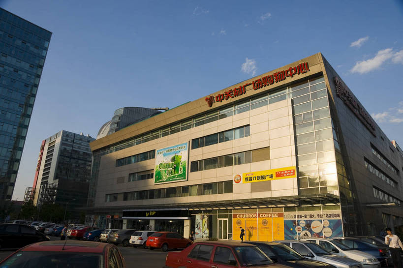 摄影师,停车场,横图,彩色,室外,白天,仰视,旅游,城市,大厦,建筑,摩天大楼,汽车,北京,中国,亚洲,行人,壮观,楼群,商业街,东方,现代化,白云,风景,蓝天,阳光,规划,经济,雄伟,摄像师,发展,中关村,气势,进步,发达,旅行,高层建筑,bj174