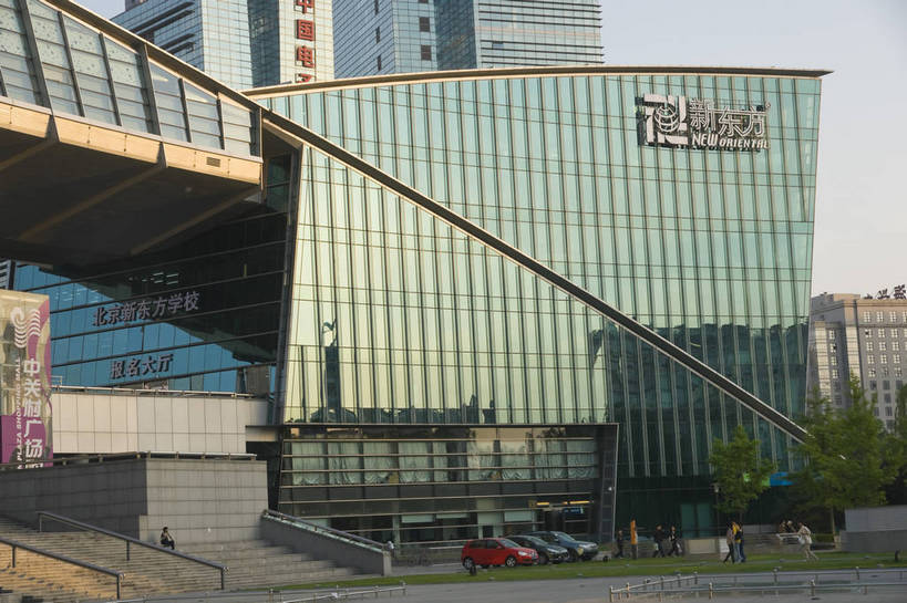 摄影师,广场,横图,彩色,室外,白天,仰视,旅游,城市,大厦,建筑,摩天大楼,写字楼,北京,中国,亚洲,行人,壮观,楼群,东方,现代化,风景,蓝天,安静,规划,经济,雄伟,摄像师,发展,中关村,繁荣,气势,进步,发达,旅行,高层建筑,bj174