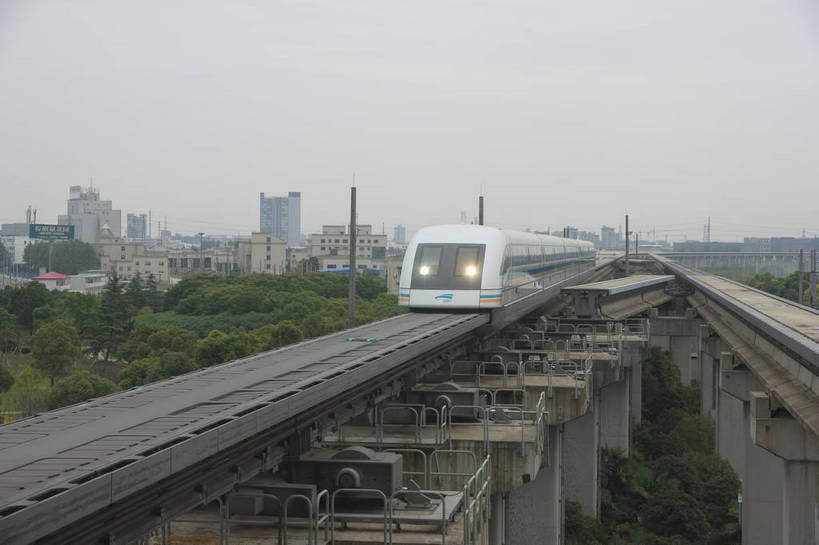 摄影师,横图,彩色,室外,白天,旅游,城市,道路,建筑,上海,中国,亚洲,行人,云,楼群,速度,建筑物,现代化,风景,天,经济,便利,摄像师,磁悬浮列车,快捷,幽静,商业,高层建筑,bj174