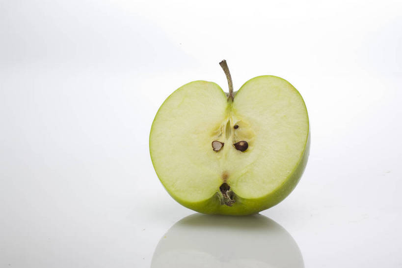 横图,彩色,室内,特写,抠图,白色背景,苹果,水果,中国,亚洲,切开,新鲜,图片,美味,食品,内部,营养,食物,绿色,果肉,青苹果,一半,摄影,表皮,无公害,东亚,健康食品,影棚拍摄,bj174