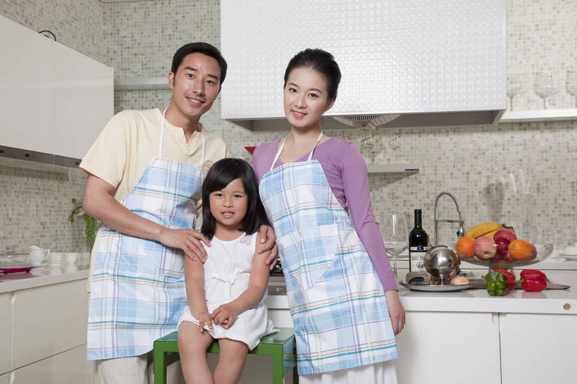 东方人,婴儿,儿童,中年人,家庭,夫妻,母亲,父亲,女儿,站,微笑,横图,彩色,室内,白天,正面,家务,时尚,幸福,纯洁,厨房,房间,蔬菜,厨具,水果,北京,中国,劳动,新鲜,图片,围裙,食品,许多人,豪华,食物,小孩,小女孩,橱柜,一群人,休闲,健康,温暖,温馨,父女,母女,三口之家,一家人,家居,活力,可爱,美女,童趣,摄影,活泼,生活方式,和睦,亲近,亲情,宝宝,家居服,居室,合家欢,工作台,纯真,烂漫,无邪,团圆,乐观,伶俐,天真,男人,男性,年轻男性,年轻女性,女孩,女人,女性,亚洲人,中国人,孩子,年轻人,情侣,全家福,半身,高兴,愉快,融洽,奢华,bj174