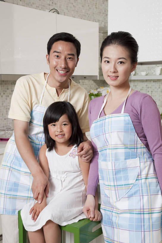 东方人,婴儿,儿童,中年人,家庭,夫妻,母亲,父亲,女儿,站,微笑,竖图,彩色,室内,白天,正面,家务,时尚,幸福,纯洁,厨房,房间,厨具,北京,中国,劳动,图片,围裙,许多人,豪华,小孩,小女孩,橱柜,一群人,休闲,健康,温暖,温馨,父女,母女,三口之家,一家人,家居,活力,可爱,美女,竖,童趣,摄影,活泼,生活方式,和睦,亲近,亲情,宝宝,家居服,居室,合家欢,工作台,纯真,烂漫,无邪,团圆,乐观,伶俐,天真,男人,男性,年轻男性,年轻女性,女孩,女人,女性,亚洲人,中国人,孩子,年轻人,情侣,全家福,半身,高兴,愉快,融洽,奢华,bj174