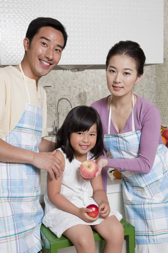 东方人,婴儿,儿童,中年人,家庭,夫妻,母亲,父亲,女儿,站,坐,微笑,竖图,彩色,室内,白天,正面,家务,时尚,幸福,纯洁,厨房,房间,苹果,厨具,水果,北京,中国,劳动,新鲜,图片,围裙,食品,许多人,豪华,食物,小孩,小女孩,橱柜,一群人,休闲,健康,温暖,温馨,父女,母女,三口之家,一家人,家居,活力,可爱,美女,竖,童趣,摄影,活泼,生活方式,和睦,亲近,亲情,宝宝,家居服,居室,合家欢,工作台,纯真,烂漫,无邪,团圆,乐观,伶俐,天真,男人,男性,年轻男性,年轻女性,女孩,女人,女性,亚洲人,中国人,孩子,年轻人,情侣,全家福,半身,高兴,愉快,融洽,奢华,bj174