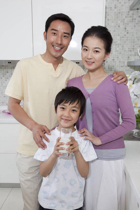 牛奶,东方人,儿童,中年人,家庭,夫妻,母亲,父亲,儿子,站,微笑,竖图,彩色,室内,白天,正面,家务,时尚,幸福,厨房,房间,蔬菜,厨具,北京,中国,喝,劳动,新鲜,图片,食品,饮品,许多人,豪华,营养,食物,饮料,小孩,橱柜,站着,一群人,休闲,健康,温暖,温馨,父子,母子,三口之家,一家人,家居,活力,可爱,美女,竖,童趣,摄影,生活方式,和睦,乳制品,奶,牛乳,亲近,亲情,家居服,居室,合家欢,工作台,团圆,安神,乐观,天真,男孩,男人,男性,年轻男性,年轻女性,女人,女性,亚洲人,中国人,孩子,年轻人,情侣,全家福,站立,半身,高兴,愉快,融洽,男生,奢华,bj174