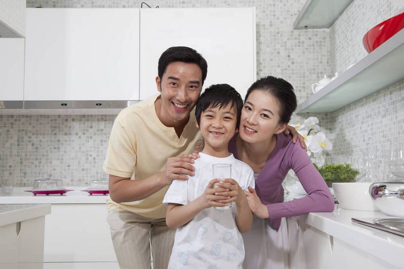 牛奶,东方人,儿童,中年人,家庭,夫妻,母亲,父亲,儿子,站,微笑,横图,彩色,室内,白天,正面,家务,时尚,幸福,厨房,房间,蔬菜,厨具,北京,中国,喝,劳动,新鲜,图片,食品,饮品,许多人,豪华,营养,食物,饮料,小孩,橱柜,站着,一群人,休闲,健康,温暖,温馨,父子,母子,三口之家,一家人,家居,活力,可爱,美女,童趣,摄影,生活方式,和睦,乳制品,奶,牛乳,亲近,亲情,家居服,居室,合家欢,工作台,团圆,安神,乐观,天真,男孩,男人,男性,年轻男性,年轻女性,女人,女性,亚洲人,中国人,孩子,年轻人,情侣,全家福,站立,半身,高兴,愉快,融洽,男生,奢华,bj174