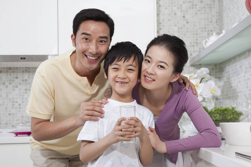 牛奶,东方人,儿童,中年人,家庭,夫妻,母亲,父亲,儿子,站,微笑,横图,彩色,室内,白天,正面,家务,时尚,幸福,厨房,房间,蔬菜,厨具,北京,中国,喝,劳动,新鲜,图片,食品,饮品,许多人,豪华,营养,食物,饮料,小孩,橱柜,站着,一群人,休闲,健康,温暖,温馨,父子,母子,三口之家,一家人,家居,活力,可爱,美女,童趣,摄影,生活方式,和睦,乳制品,奶,牛乳,亲近,亲情,家居服,居室,合家欢,工作台,团圆,安神,乐观,天真,男孩,男人,男性,年轻男性,年轻女性,女人,女性,亚洲人,中国人,孩子,年轻人,情侣,全家福,站立,半身,高兴,愉快,融洽,男生,奢华,bj174