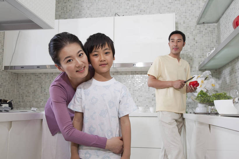 东方人,儿童,中年人,家庭,夫妻,母亲,父亲,儿子,站,微笑,横图,彩色,室内,白天,正面,家务,时尚,幸福,厨房,房间,蔬菜,厨具,北京,中国,劳动,新鲜,图片,食品,许多人,豪华,洗菜,食物,小孩,橱柜,站着,一群人,休闲,健康,温暖,温馨,父子,母子,三口之家,一家人,家居,活力,可爱,美女,童趣,摄影,生活方式,和睦,亲近,亲情,家居服,居室,合家欢,工作台,团圆,乐观,天真,男孩,男人,男性,年轻男性,年轻女性,女人,女性,亚洲人,中国人,孩子,年轻人,情侣,全家福,搂抱,站立,半身,高兴,愉快,融洽,男生,奢华,bj174