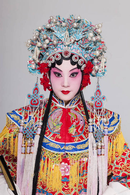 一个人,演员,竖图,彩色,白色背景,正面,化妆,帽子,北京,中国,亚洲,仅一个人,表演,艺术,造型,鲜艳,头饰,图片,注视,文化,脸谱,观察,看,站着,表情,美女,姿势,摄影,服饰,观看,动作,察看,关注,中国文化,戏剧,民族服饰,演出服,京剧,东亚,国粹,青衣,年轻女性,女人,中国人,年轻人,半身,影棚拍摄,化装,中国戏曲,贵妃,传统文化,舞台妆,bj174