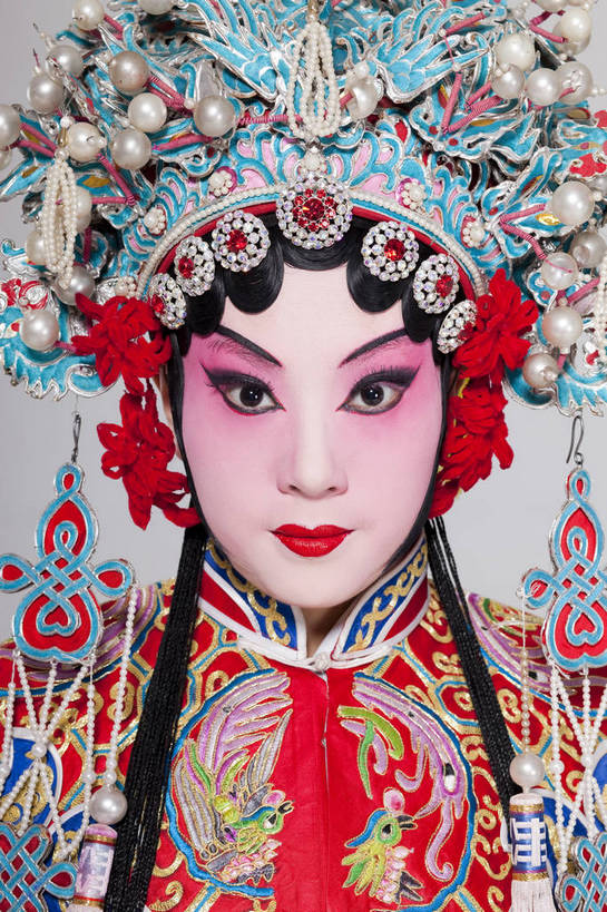 一个人,演员,竖图,彩色,白色背景,正面,化妆,帽子,北京,中国,亚洲,仅一个人,表演,艺术,造型,鲜艳,头饰,图片,注视,文化,脸谱,观察,看,站着,表情,美女,姿势,摄影,服饰,头像,观看,动作,察看,关注,中国文化,戏剧,民族服饰,演出服,京剧,东亚,国粹,青衣,年轻女性,女人,中国人,年轻人,影棚拍摄,化装,中国戏曲,贵妃,传统文化,舞台妆,bj174