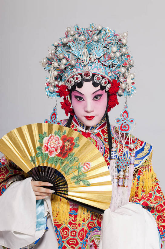 一个人,演员,竖图,彩色,白色背景,正面,化妆,帽子,北京,中国,亚洲,仅一个人,表演,艺术,造型,鲜艳,扇子,头饰,图片,注视,文化,脸谱,观察,看,站着,表情,美女,姿势,摄影,服饰,观看,动作,察看,关注,中国文化,戏剧,民族服饰,演出服,京剧,东亚,国粹,青衣,年轻女性,女人,中国人,年轻人,半身,影棚拍摄,化装,中国戏曲,贵妃,传统文化,舞台妆,bj174