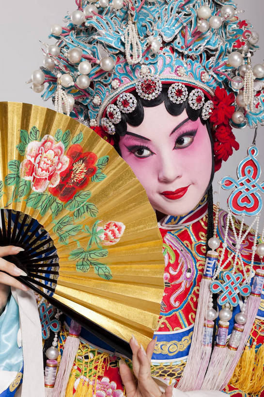 一个人,演员,竖图,彩色,白色背景,正面,化妆,帽子,北京,中国,亚洲,仅一个人,表演,艺术,造型,鲜艳,扇子,头饰,图片,注视,文化,脸谱,观察,看,站着,表情,美女,姿势,摄影,服饰,头像,观看,动作,察看,关注,中国文化,戏剧,民族服饰,演出服,京剧,东亚,国粹,青衣,年轻女性,女人,中国人,年轻人,影棚拍摄,化装,中国戏曲,贵妃,传统文化,舞台妆,bj174