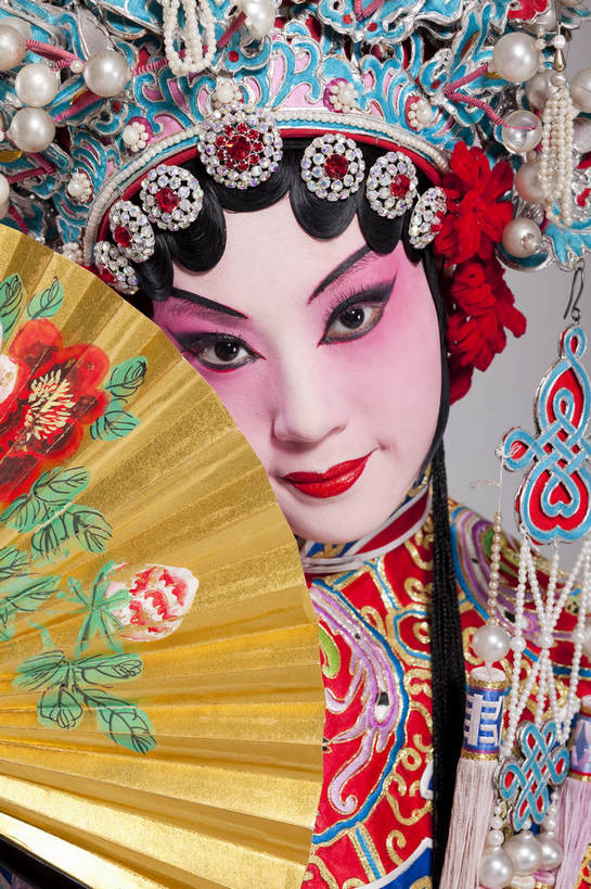 一个人,演员,竖图,彩色,白色背景,正面,化妆,帽子,北京,中国,亚洲,仅一个人,表演,艺术,造型,鲜艳,扇子,头饰,图片,注视,文化,脸谱,观察,看,站着,表情,美女,姿势,摄影,服饰,头像,观看,动作,察看,关注,中国文化,戏剧,民族服饰,演出服,京剧,东亚,国粹,青衣,年轻女性,女人,中国人,年轻人,影棚拍摄,化装,中国戏曲,贵妃,传统文化,舞台妆,bj174