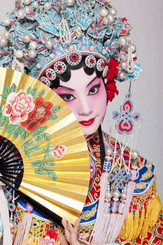 一个人,演员,竖图,彩色,白色背景,正面,化妆,帽子,北京,中国,亚洲,仅一个人,表演,艺术,造型,鲜艳,扇子,头饰,图片,注视,文化,脸谱,观察,看,站着,表情,美女,姿势,摄影,服饰,观看,动作,察看,关注,中国文化,戏剧,民族服饰,演出服,京剧,东亚,国粹,青衣,年轻女性,女人,中国人,年轻人,半身,影棚拍摄,化装,中国戏曲,贵妃,传统文化,舞台妆,bj174