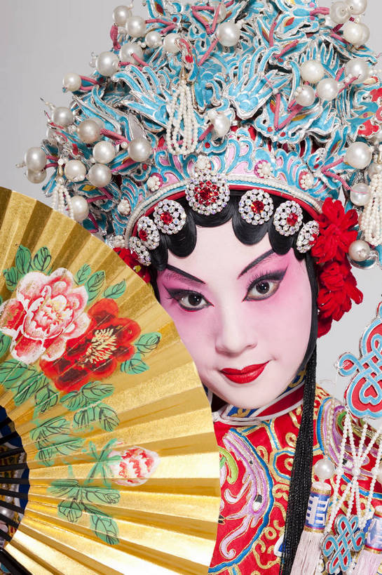 一个人,演员,竖图,彩色,白色背景,正面,化妆,帽子,北京,中国,亚洲,仅一个人,表演,艺术,造型,鲜艳,扇子,头饰,图片,注视,文化,脸谱,观察,看,站着,表情,美女,姿势,摄影,服饰,头像,观看,动作,察看,关注,中国文化,戏剧,民族服饰,演出服,京剧,东亚,国粹,青衣,年轻女性,女人,中国人,年轻人,影棚拍摄,化装,中国戏曲,贵妃,传统文化,舞台妆,bj174