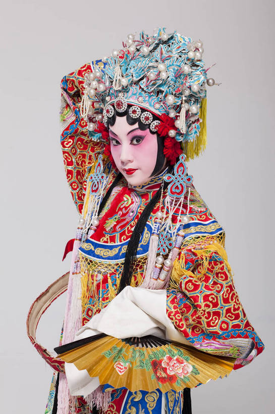 一个人,演员,竖图,彩色,白色背景,侧面,化妆,帽子,北京,中国,亚洲,仅一个人,表演,艺术,造型,鲜艳,扇子,头饰,图片,注视,文化,脸谱,观察,看,站着,表情,美女,姿势,摄影,服饰,观看,动作,察看,关注,中国文化,戏剧,民族服饰,演出服,京剧,东亚,国粹,青衣,年轻女性,女人,中国人,年轻人,半身,影棚拍摄,化装,中国戏曲,贵妃,传统文化,舞台妆,bj174