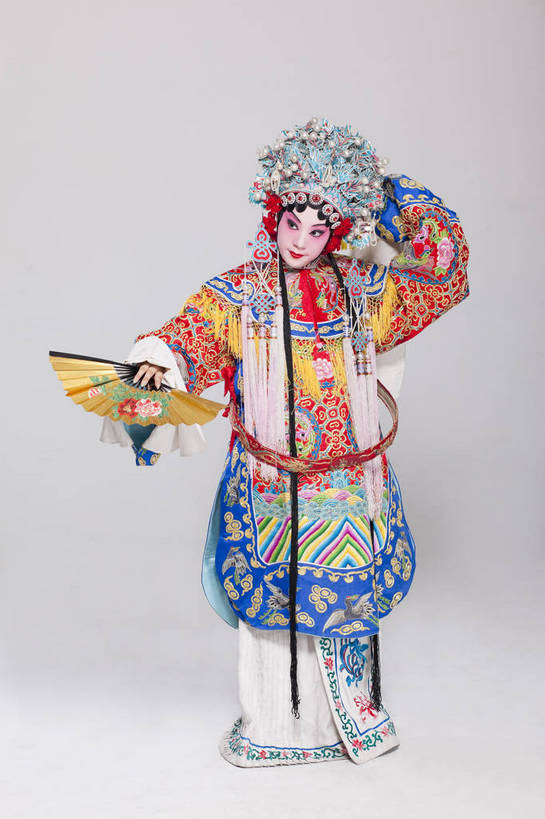 一个人,演员,竖图,彩色,白色背景,正面,化妆,帽子,北京,中国,亚洲,仅一个人,表演,艺术,造型,鲜艳,扇子,头饰,图片,注视,文化,脸谱,观察,看,站着,表情,美女,姿势,摄影,服饰,观看,动作,察看,关注,中国文化,戏剧,民族服饰,演出服,京剧,东亚,国粹,青衣,年轻女性,女人,中国人,年轻人,全身,影棚拍摄,化装,中国戏曲,贵妃,传统文化,舞台妆,bj174