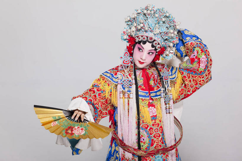一个人,演员,横图,彩色,白色背景,正面,化妆,帽子,北京,中国,亚洲,仅一个人,表演,艺术,造型,鲜艳,扇子,头饰,图片,注视,文化,脸谱,观察,看,站着,表情,美女,姿势,摄影,服饰,观看,动作,察看,关注,中国文化,戏剧,民族服饰,演出服,京剧,东亚,国粹,青衣,年轻女性,女人,中国人,年轻人,半身,影棚拍摄,化装,中国戏曲,贵妃,传统文化,舞台妆,bj174