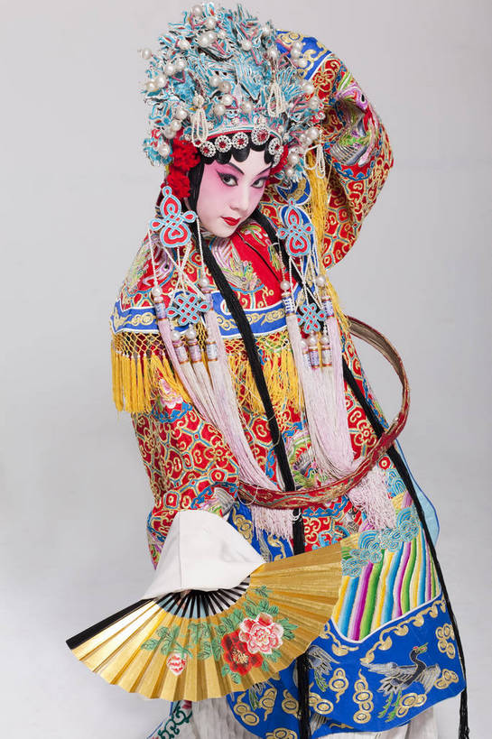 一个人,演员,竖图,彩色,白色背景,侧面,化妆,帽子,北京,中国,亚洲,仅一个人,表演,艺术,造型,鲜艳,扇子,头饰,图片,注视,文化,脸谱,观察,看,站着,表情,美女,姿势,摄影,服饰,观看,动作,察看,关注,中国文化,戏剧,民族服饰,演出服,京剧,东亚,国粹,青衣,年轻女性,女人,中国人,年轻人,半身,影棚拍摄,化装,中国戏曲,贵妃,传统文化,舞台妆,bj174