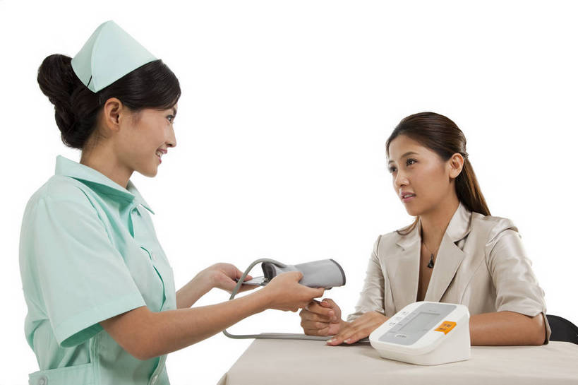 东方人,两个人,伙伴,护士,站,坐,微笑,横图,彩色,室内,白天,白色背景,侧面,时尚,友谊,成功,合作,团队,北京,中国,工作,图片,美丽,职业装,现代,职业,成熟,活力,可爱,美女,治疗,自信,摄影,青春,优雅,量血压,医疗,血压计,白衣天使,端庄,医治,精明,团结,友情,年轻女性,女人,女性,亚洲人,中国人,年轻人,患者,谈话,半身,影棚拍摄,愉快,魅力,bj174