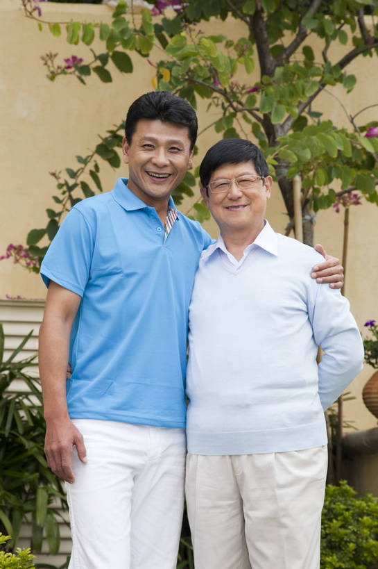 东方人,中年人,老年人,两个人,父亲,儿子,花园,站,微笑,竖图,彩色,室外,白天,正面,度假,时尚,幸福,成功,别墅,建筑,酒店,广州,中国,图片,现代建筑,老人,休闲,健康,温馨,父子,休闲服,成熟,活力,自信,摄影,生活方式,亲近,亲情,精明,老年男性,男人,男性,中年男性,亚洲人,中国人,搂,半身,爱,愉快,奢华,bj174