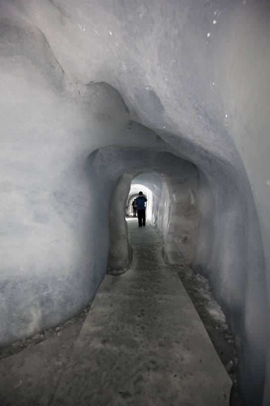 竖图,彩色,室外,白天,旅游,度假,美景,名胜古迹,山,雪山,标志建筑,地标,建筑,瑞士,欧洲,游客,遗迹,图片,山洞,古迹,文物,娱乐,建设,古建筑,天空,自然,享受,休闲,旅游胜地,冰雪,放松,竖,摄影,冰洞,风光,古文明,中欧,瑞士联邦,旅行,上瓦尔登州,铁力士峰,铁力士雪山,bj174