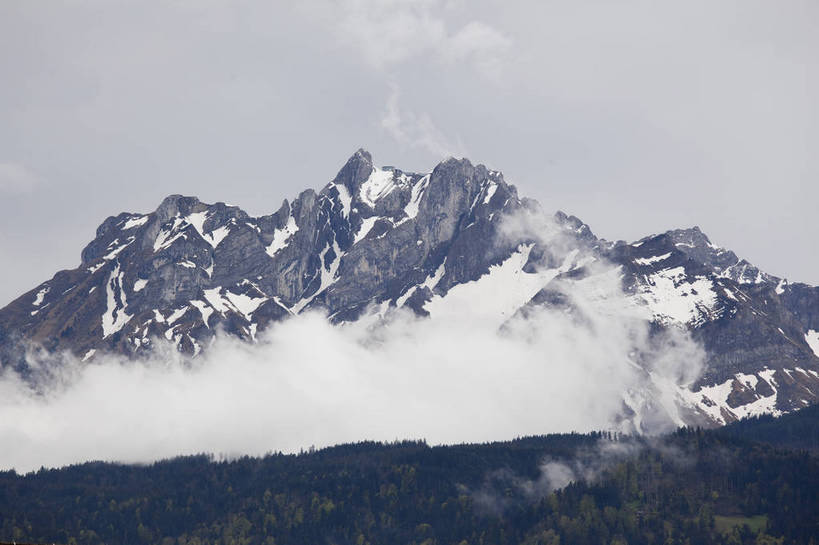 横图,彩色,室外,白天,旅游,度假,美景,名胜古迹,森林,山,山脉,雪山,标志建筑,地标,建筑,松树,瑞士,欧洲,遗迹,图片,山峰,古迹,文物,娱乐,建设,古建筑,天空,自然,享受,休闲,旅游胜地,放松,摄影,风光,古文明,中欧,瑞士联邦,旅行,上瓦尔登州,铁力士峰,铁力士雪山,bj174