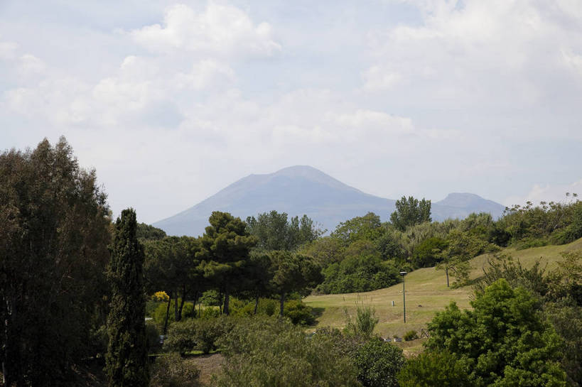横图,彩色,室外,白天,旅游,度假,草地,火山,美景,名胜古迹,森林,山,山脉,标志建筑,地标,建筑,意大利,遗迹,图片,古迹,文物,娱乐,建设,古建筑,树,天空,自然,享受,休闲,旅游胜地,放松,摄影,风光,古文明,维苏威火山,庞贝古城,旅行,bj174