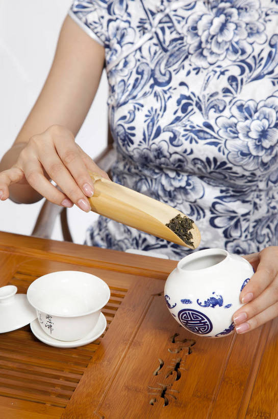 东方人,坐,竖图,彩色,室内,白天,抠图,白色背景,正面,民族服装,时尚,成功,北京,中国,仅一个人,旗袍,图片,泡茶,古典,传统,茶具,成熟,可爱,美女,竖,自信,摄影,生活方式,青春,优雅,茶艺,乐观,年轻女性,女人,女性,亚洲人,中国人,年轻人,半身,影棚拍摄,礼服,愉快,bj174