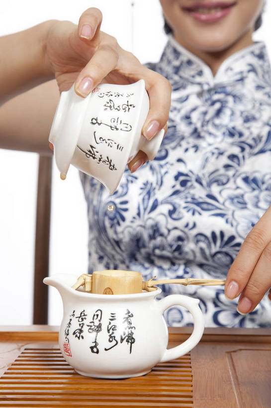 东方人,坐,竖图,彩色,室内,白天,抠图,白色背景,正面,民族服装,时尚,北京,中国,仅一个人,旗袍,图片,泡茶,古典,传统,茶具,可爱,美女,竖,摄影,生活方式,优雅,茶艺,年轻女性,女人,女性,亚洲人,中国人,年轻人,半身,影棚拍摄,礼服,bj174