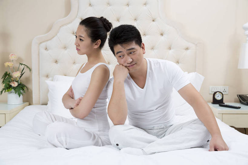 东方人,中年人,两个人,家庭,夫妻,坐,横图,彩色,室内,白天,正面,侧面,时尚,幸福,成功,卧室,北京,中国,生气,图片,美丽,休息,休闲,健康,成熟,活力,可爱,美女,自信,愤怒,摄影,生活方式,优雅,争吵,恼怒,愤慨,怒气,气愤,吵架,发怒,冷战,怒火,亲近,亲情,家居服,情绪,居室,争执,便装,脾气,忿怒,怨恨,强烈,乐观,精明,气忿,愤恨,肝火,激动,男人,男性,年轻女性,女人,女性,中年男性,亚洲人,中国人,年轻人,情侣,全身,爱,高兴,愉快,奢华,bj174