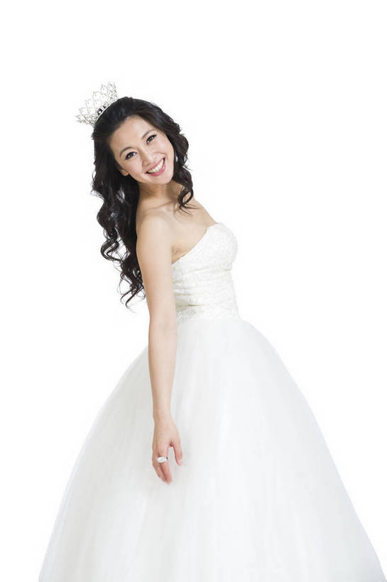 东方人,新娘,微笑,竖图,彩色,室内,白天,留白,抠图,白色背景,侧面,婚纱,裙子,时尚,成功,北京,中国,仅一个人,连衣裙,正装,图片,浪漫,现代,长裙,成熟,可爱,美女,自信,摄影,生活方式,青春,优雅,花冠,乐观,年轻女性,女人,女性,亚洲人,中国人,年轻人,半身,影棚拍摄,礼服,愉快,bj174