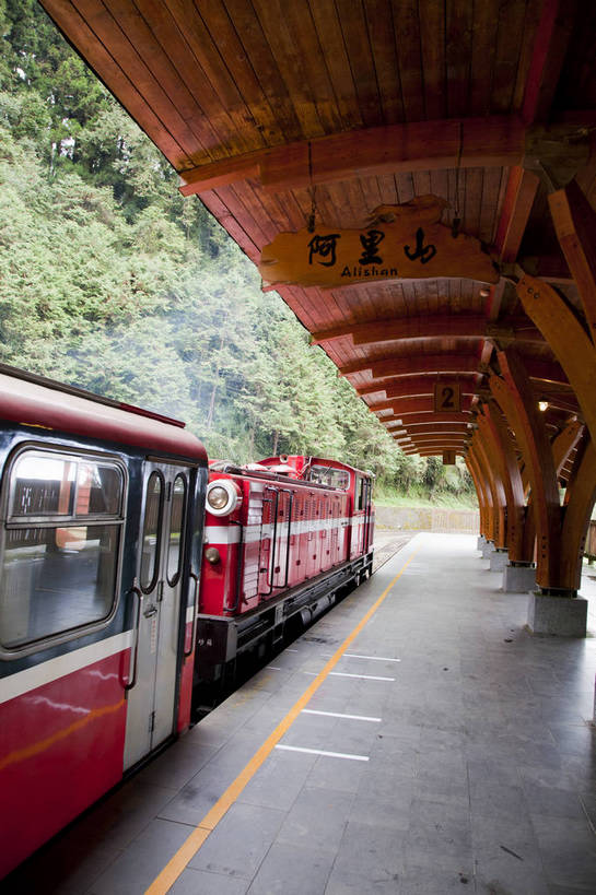 竖图,彩色,室外,白天,旅游,田园,铁路,火车,车站,火车头,台湾,中国,图片,站台,交通,车,自然,交通工具,旅游胜地,摄影,风光,怀旧,文明,载具,阿里山,旅行,bj174