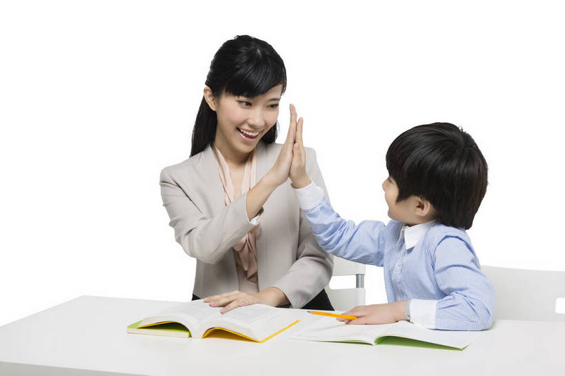 东方人,儿童,中年人,两个人,学生,教师,站,坐,微笑,横图,彩色,室内,白天,留白,抠图,白色背景,正面,侧面,看书,快乐,幸福,北京,中国,击掌,写字,学习,正装,图片,教育,鼓励,外套,小孩,课桌,书本,站着,校服,放松,可爱,美女,童年,童趣,自信,帮助,讲解,摄影,成长,希望,爱护,好奇,夸奖,未来,女教师,成就,关爱,辅导,乐观,传授,认真,天真,自豪,男孩,男人,男性,年轻女性,女人,女性,亚洲人,中国人,孩子,年轻人,站立,半身,影棚拍摄,男生,师生,小学生,bj174