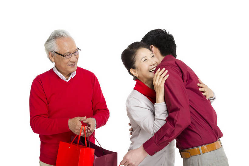 东方人,中年人,老年人,三个人,家庭,父母,儿子,站,笑,横图,彩色,室内,白天,留白,抠图,白色背景,侧面,衬衫,购物,聚会,时尚,幸福,北京,中国,春节,新年,正装,节日,庆祝,图片,购物袋,文化,老人,庆典,健康,温馨,喜庆,放松,摄影,生活方式,纪念,西裤,和睦,采购,慈祥,亲近,亲情,合家欢,欢聚一堂,乐观,和善,老年男性,老年女性,男人,男性,年轻男性,女人,女性,中国人,年轻人,交谈,拥抱,半身,影棚拍摄,欢乐,红衣,传统节日,bj174