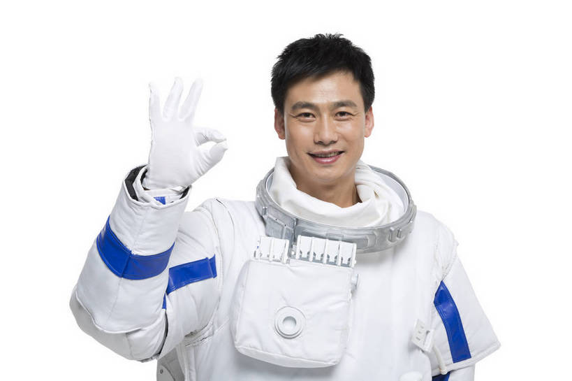 东方人,中年人,一个人,宇航员,飞行员,站,微笑,横图,彩色,室内,白天,留白,抠图,白色背景,正面,满意,探险,胜利,信心,技术,航天,高科技,科技,北京,中国,仅一个男性,宇航服,科学,图片,手势,探索,同意,自信,ok手势,摄影,科学技术,未来,太空服,成就,航天员,梦想,太空人,男人,男性,年轻男性,亚洲人,中国人,年轻人,举手,半身,影棚拍摄,愉快,打手势,同意手势,bj174